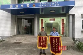 满载400捆、20吨纸的重型半挂牵引车侧翻，高速交警组织施救保住货物几乎无损图片