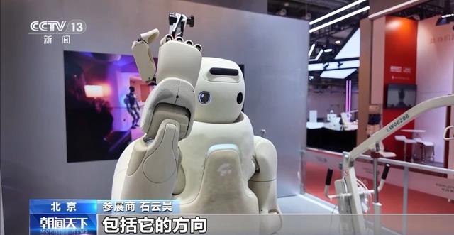 会叠衣做饭有温度 机器人走进生活解锁“人机共处”新体验