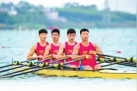 河南小伙学青会赛艇四人双桨夺冠图片
