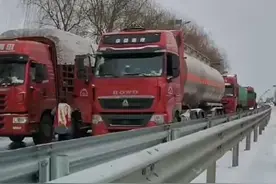 堵在冰雪路上，货车司机迎来一群沂水热心人图片