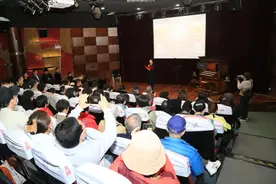 这场座无虚席的音乐会，许多人是第一次聆听图片