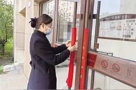 门把手穿上“毛衣” 绿化带挂起彩灯 物业人性化服务暖人心图片