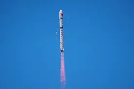 全球首个太空计算星座成功发射！其中一颗卫星被命名为“崇州号”图片