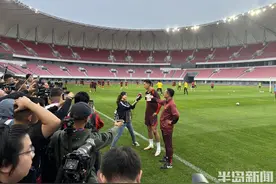 国足在青岛雨中集训，武磊阿兰紧急驰援，对阵印尼面临背水一战图片