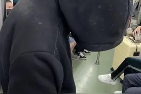 西安地铁神秘黑衣男子为流浪人员 地铁回应：正常购票进站，将加强巡视图片