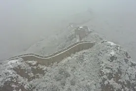 金山岭长城春雪飘飞，景色如画图片