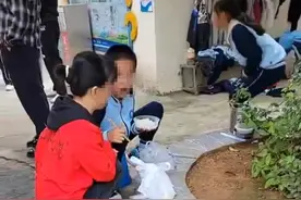 学生自带饭被要求到教室外吃！网友：让孩子安安生生吃顿饭难吗？图片