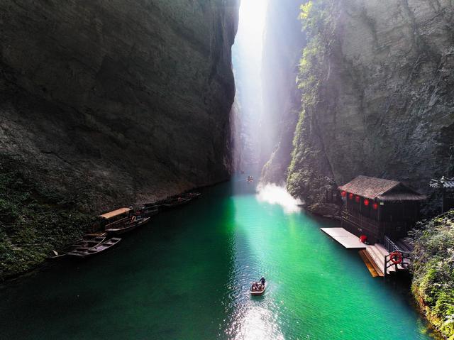 舟行碧波上 人在画中游