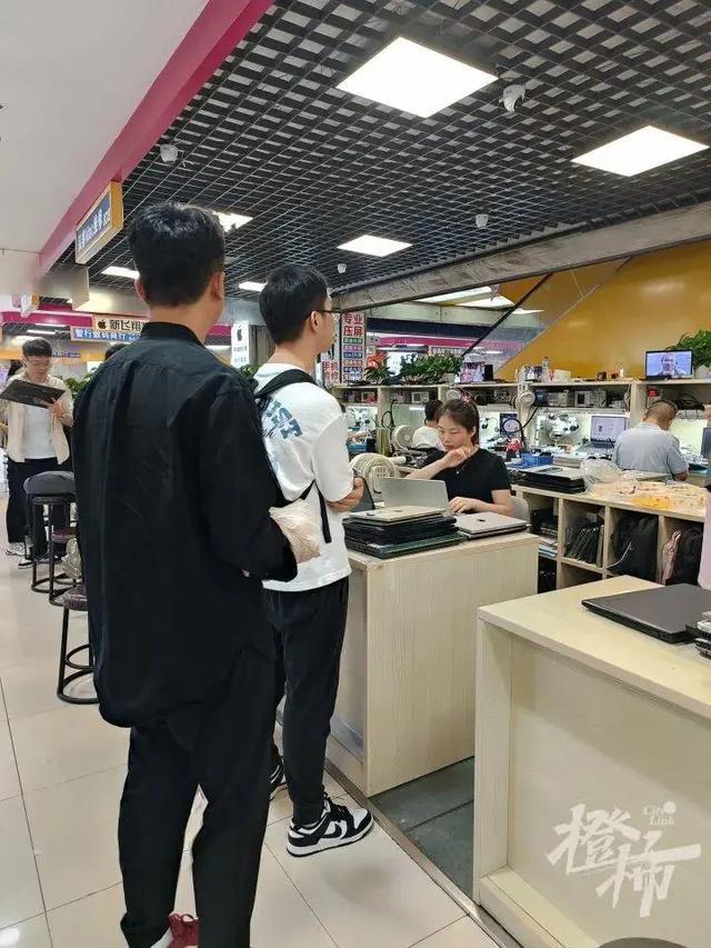 每月涨粉10万，外地顾客都想把电脑寄给他！杭州百脑汇这家店为什么突然火了？