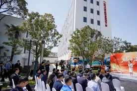 上海中心城区复兴岛上建了城市建设者之家，为快递小哥等解决住得贵住得远难题图片