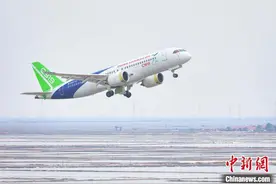 中国国产客机C919和ARJ21完成首次加注可持续航空燃料演示飞行图片