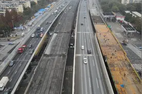 S4公路抬升工程又有新进展，保通道路整体结构贯通，预计12月底通车图片