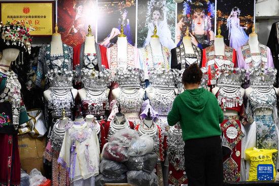 湖南凤凰：特色旅拍丰富旅游体验