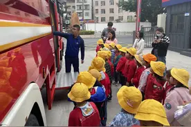 走进消防站，珠海这群萌娃化身“消防员”图片