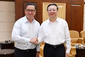 欢迎把更多创新研发和生产制造放在上海！陈吉宁会见法国赛诺菲CEO韩保罗图片