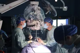 下肢麻木十年，误诊成腰椎间盘突出？大爷接受这个手术，如同给生鸡蛋剥壳图片