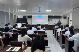 湖南湘西交警走进保险公司开展交通安全宣传教育图片