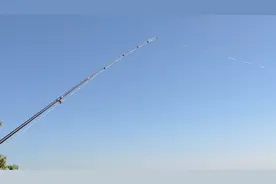 女子河边散步惨遭飞来横祸，被钓鱼大爷甩钩刺脖图片