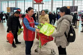 “需要帮助请找我”！郑州机场春运志愿者推出“移动服务站”图片