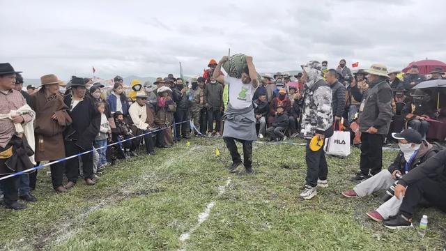 石渠尼呷镇赛马场欢腾 民间竞技点燃文旅帐篷季