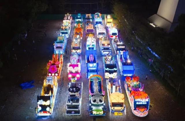 普陀这座“顶流”商场12岁啦，10米蛋糕、花车巡游、首店接连上新→