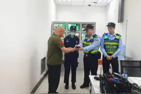 西安地铁民警帮助市民找到门禁钥匙卡图片