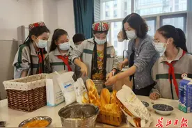 新疆小朋友在武汉校园画糖画、学汉绣图片