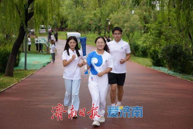 袈裟泉涌千年韵！2025济南国际泉水节“泉炬”传递抵达长清