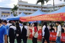 横岗街道“全国高校毕业生就业服务行动”现场招聘会 助力逾千毕业生快速就业图片