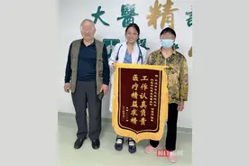七旬老人咳嗽气喘半年，医生在她的气道内取出这个异物图片