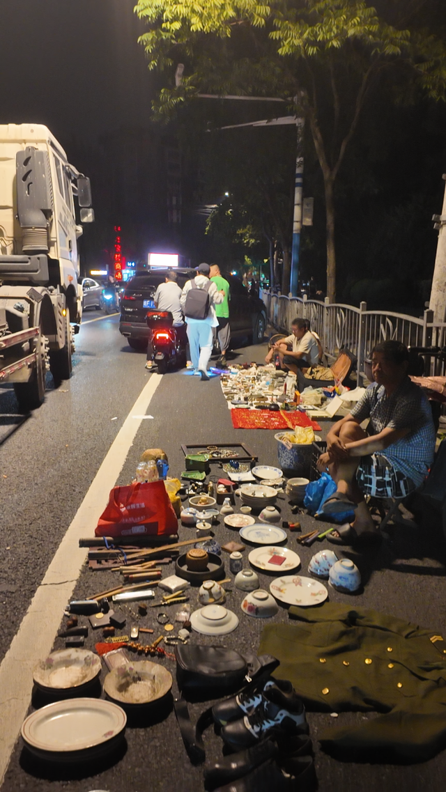 需要打着手电筒逛、天亮便消失无踪！上海有个神秘夜市，买家既是玩家也是商人，驱车数小时也要来