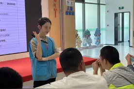 “星星的孩子”制作出新鲜的橙汁，青涩的叫卖声让大家露出温暖笑容图片