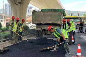 修补破损路面 改善出行环境图片