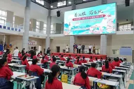 东至县第三届“着汉服 写家风”百名学生现场书法比赛在实验小学举行图片