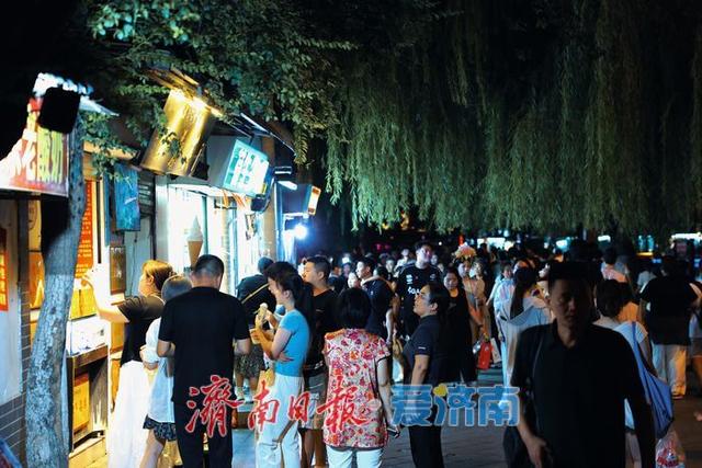 一年四季 泉在济南丨曲水亭街夏夜人气爆棚，游客如织感受泉城魅力