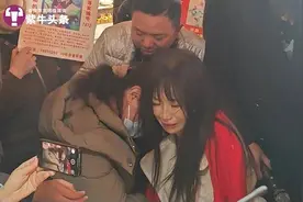 32岁寻亲女子生日当天收到亲人的32份蛋糕：一次比对就成功，太幸运了！图片