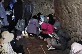 黄山景区游客爆棚，公厕都挤满了夜爬的人，游客：出发前就计划在公厕过夜图片
