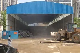 晨意帮忙丨装卸渣土尘漫天！长沙一小区旁垃圾站露天倾倒，回应：以后全部要求在室内图片
