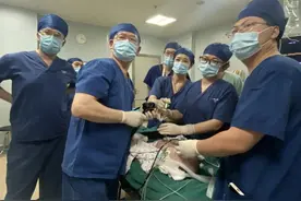 “镜准”又精准，“到胃”且到位 儿童医院消化二科团队完成国内最低体重小婴儿PEG-J术图片