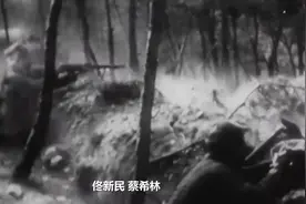 “牺牲的战友才是真英雄，勋章应该给他们戴上！”图片