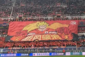 “鲁申大战”打响前，泰山队主场现巨型Tifo：橙风破浪图片