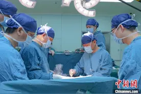 男子“腹大如鼓” 西京医院团队为其切除26千克腹膜后肿瘤图片