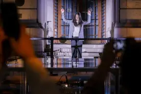 挥舞手臂就能成为作曲家？上海音乐厅开启“和鸣”自动化乐器装置展户外首秀图片