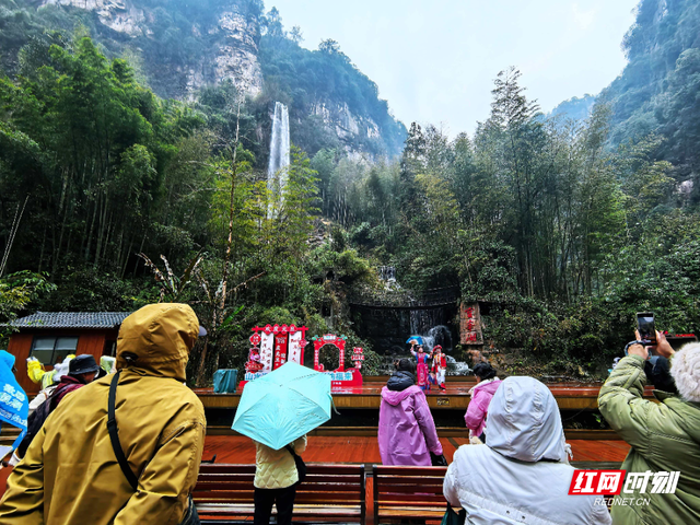 外国博主探秘张家界宝峰湖，湖光山色与非遗圈粉全球