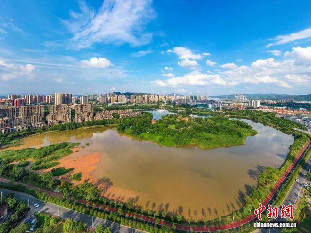 广西梧州：城市与山水相映成画