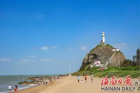 东方鱼鳞洲：游客观海打卡 感受滨海风光图片
