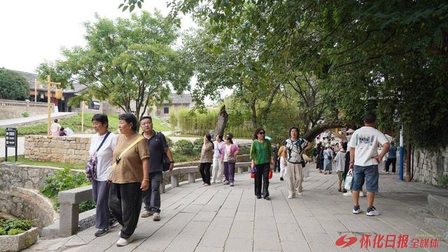 中方：4A级景区荆坪古村国庆假期首日客流火爆