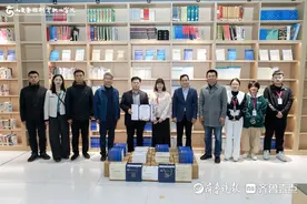 党建共建回访！山东社科院向圣翰学院捐赠山东系列蓝皮书图片