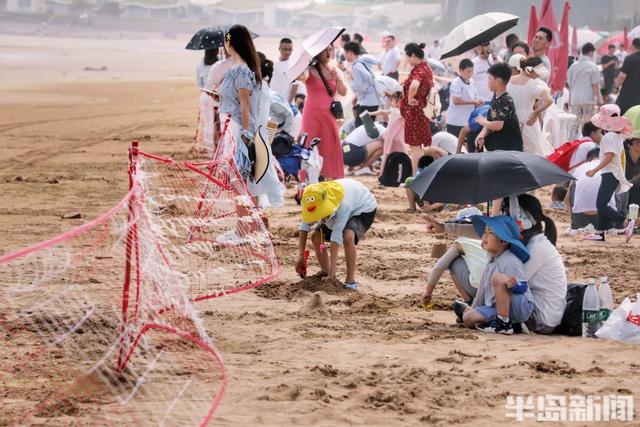 “竹节草”来安全为重！游客海滨护栏外有序观浪休闲