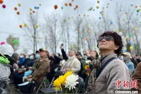 南京清明节长江公祭：放飞气球江中撒花寄托哀思图片
